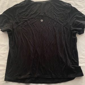 Cropped black lululemon t-shirt